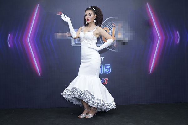 Bộ cánh thứ hai cũng không ghi điểm mấy vì dìm hàng chiều cao của nữ diễn viên một cách đáng kể.