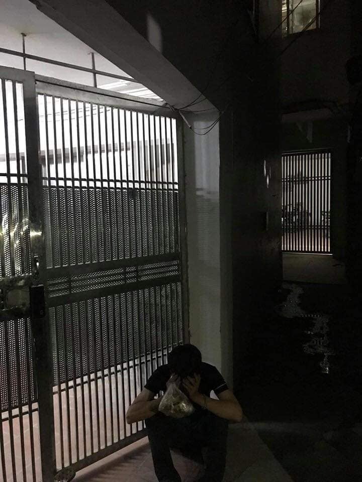 Anh chàng ngồi thẫn thờ ở cổng sau khi cô người yêu rời đi.