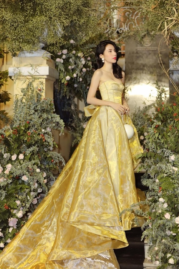 Thủy Tiên diện chiếc đầm dạ hội phủ sắc vàng óng ánh. Tuy nhiên, nữ ca sĩ lại vô tình phô khuyết điểm hình thể quá gầy gò cùng vòng 1 teo tóp.