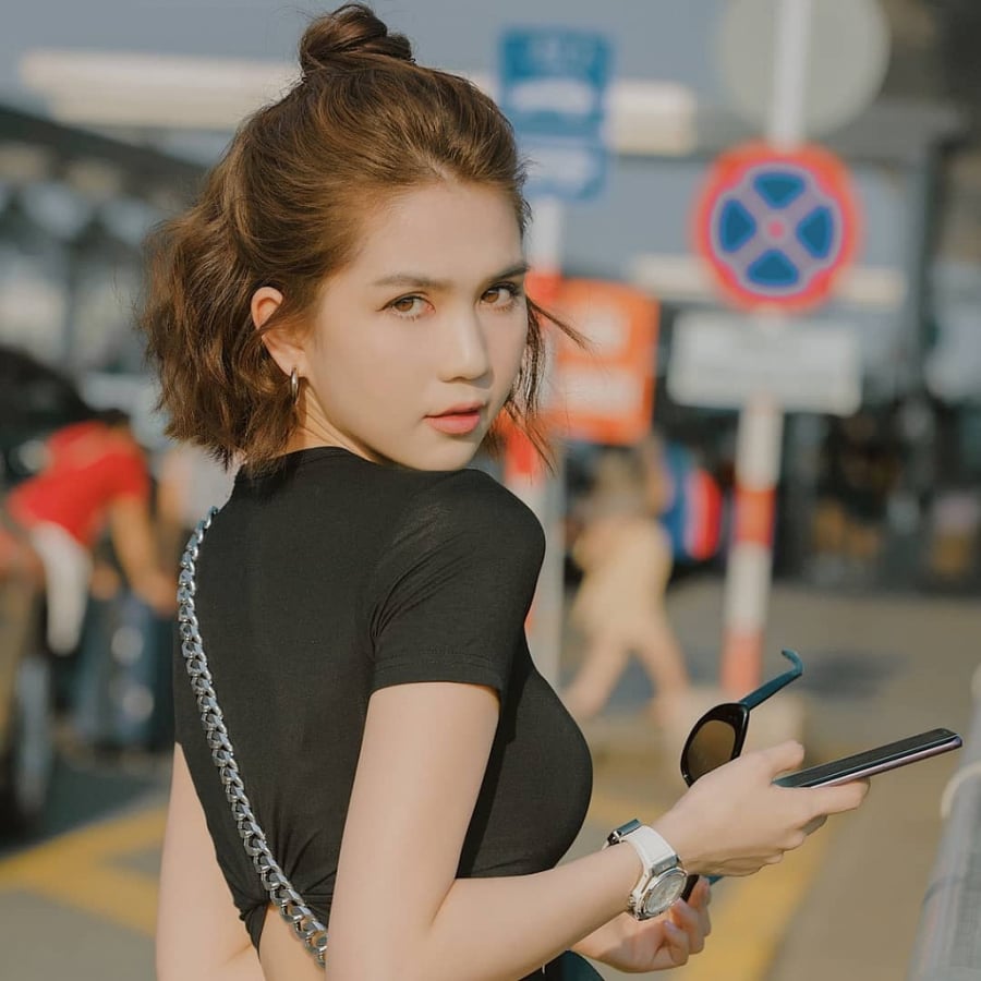 Người đẹp gốc Trà Vinh gây chú ý với sự xuất hiện tại sân bay Bangkok - Thái Lan. Với lần trở lại này, Ngọc Trinh tự tin khoe vóc dáng trẻ trung, đặc biệt là vòng eo con kiến của mình trong set đồ trẻ trung với chiếc áo crop top bó sát.