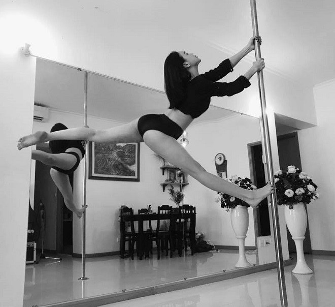 Trà Ngọc Hằng đã đạt đến level vừa đứng trên không vừa đọc sách.