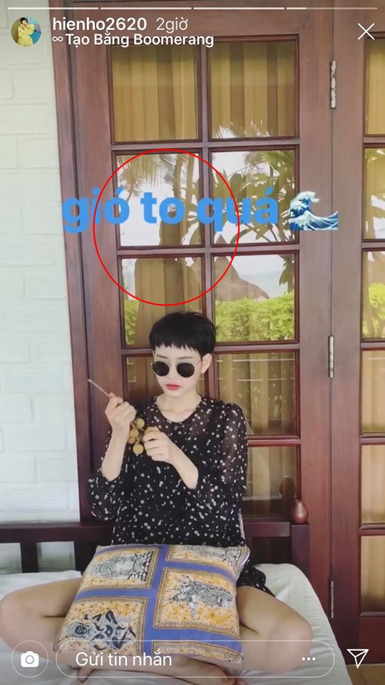 Có thể thấy, chàng trai chụp hình cho Hiền Hồ lộ rõ chiếc bóng trên cửa kính rất giống vóc dáng Bùi Anh Tuấn.
