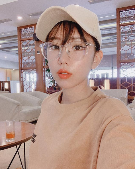 Nữ ca sĩ Min vừa đăng tải hình ảnh khoe cận mặt trên trang Instagram cá nhân. Theo đó, Min tiết lộ đã tăng gần 10kg khiến người hâm mộ vô cùng bất ngờ. Từ 45kg hiện tại cô nàng đang sở hữu cân nặng là 52kg. Ngay sau khi hình ảnh được đăng tải, nữ ca sĩ được nhận xét là ngày càng xinh đẹp và dễ thương hơn.