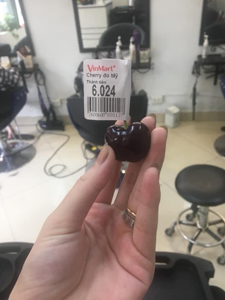 Qủa cherry được bé gái mua về cho chị.