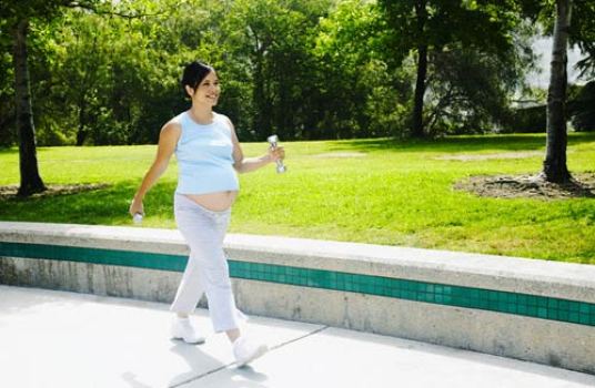 Đi bộ quá nhiều không tốt cho mẹ bầu