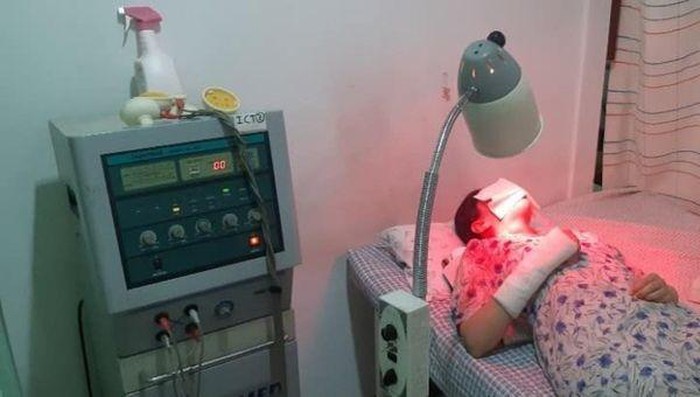 Cô gái phải nhập viện điều trị sau vụ hành hung.