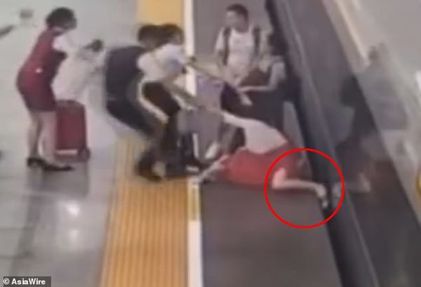 Phải mất một lúc khá lâu mọi người mới có thể kéo người phụ nữ này ra khỏi con tàu.