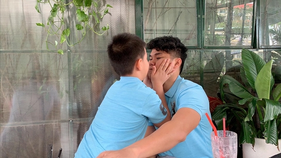 Những hình ảnh cực thân thiết giữa bé Cà Pháo và chồng trẻ diễn viên Lê Phương.