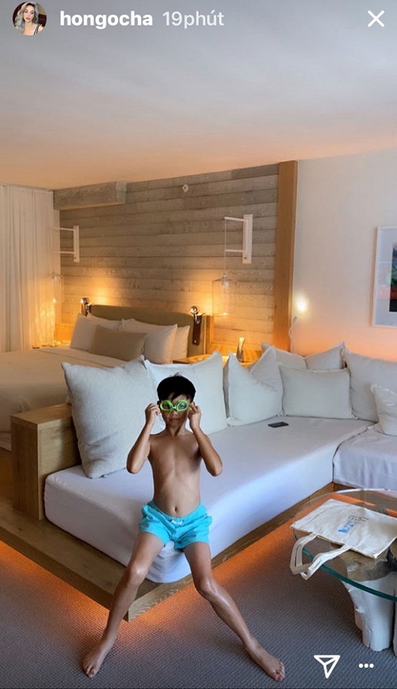 Hà Hồ khoe ảnh con trai với đôi chân thon dài y như mình.