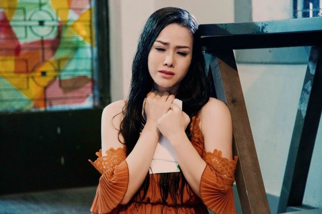 Sau khi công an huyện Bình Chánh, kết hợp cùng các đơn vị nghiệp vụ Công an TP.HCM khẩn trương điều tra truy xét vụ việc, Nhật Kim Anh cũng tung clip trích xuất từ camera an ninh trong biệt thự, ghi lại toàn bộ quá trình trộm đột nhập phá két sắt.