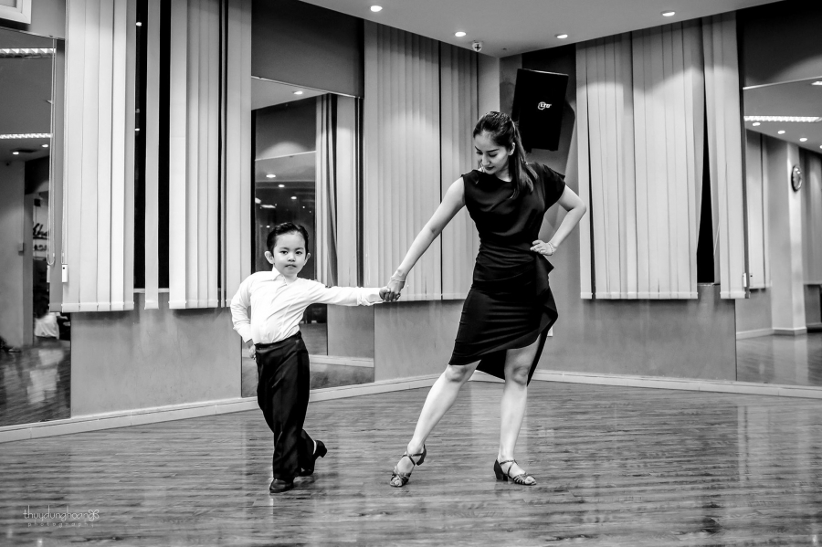 Cậu ấm nhà Khánh Thi - Phan Hiển đã bộc lộ năng khiếu Dancesport từ bé khiến nhiều người trầm trồ.    