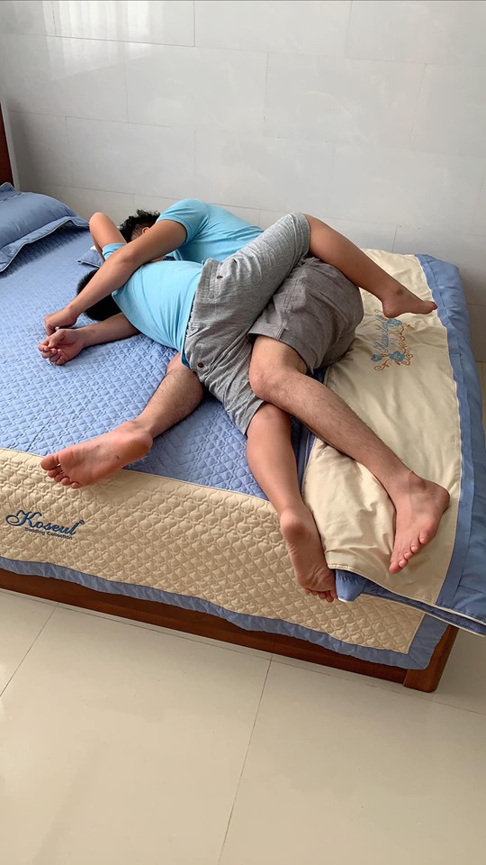 Vì ở cùng nhà với nhau nên bé Cà Pháo còn quấn quýt bố dượng hơn cả ba ruột.