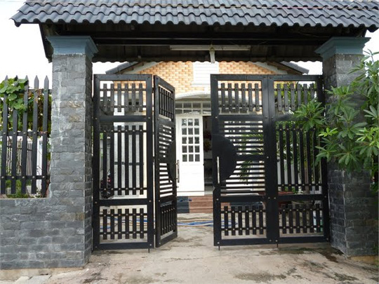 Cửa nhà không nên trông cây xanh quá lớn 