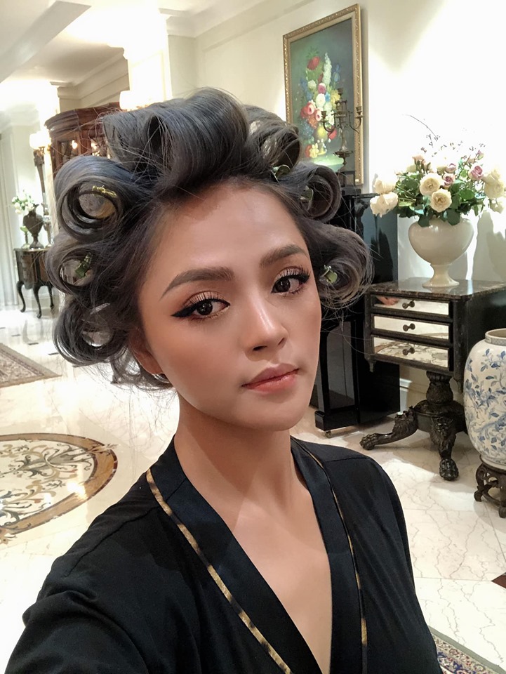 Hình ảnh trang điểm đậm của Thu Quỳnh khác xa với vẻ thùy mị của vai Huệ trong phim 'Về nhà đi con'.
