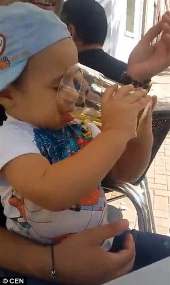 Cha mẹ không nên cho trẻ uống bia