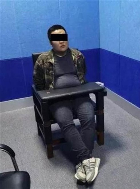 Hóa ra người mà chàng trai yêu bao năm qua lại là một người đàn ông.