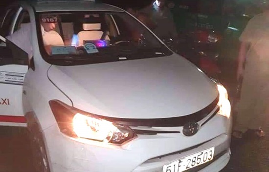 Tài xế taxi bị cướp cứa cổ trong đêm.