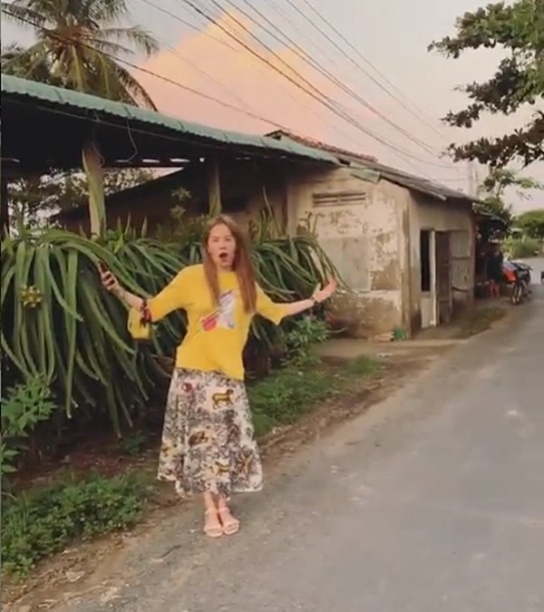 Mới đây, Nam Em gây hoang mang khi đăng tải đoạn clip ngắn trên trang cá nhân. Cộng đồng mạng vô cùng tò mò khi trong đoạn clip được chia sẻ, Nam Em vừa nhảy vừa hát lảm nhảm. Đồng thời trong phút ngẫu hứng, người đẹp còn có hành động 