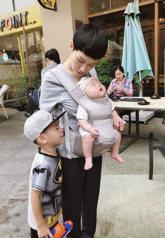 Không còn dáng vẻ sang chảnh ngày nào, Trà My trở thành bà mẹ bỉm sữa chính hiệu.  