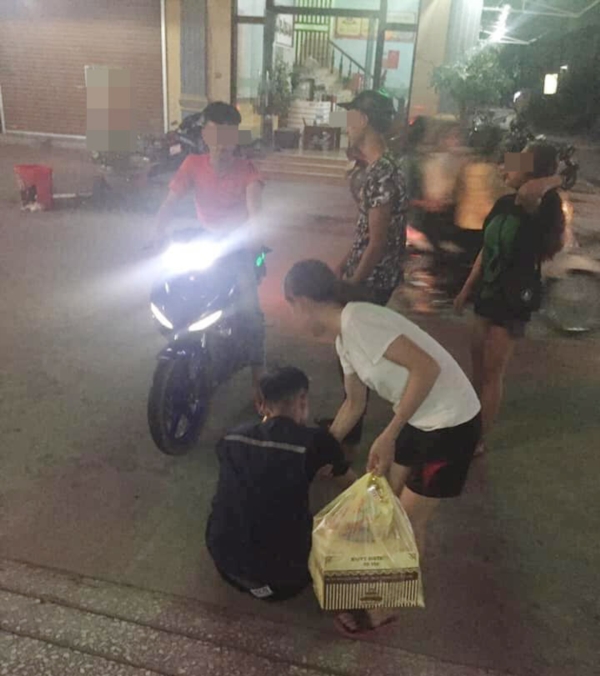 Anh chàng ngồi khóc khi phát hiện mình bị 