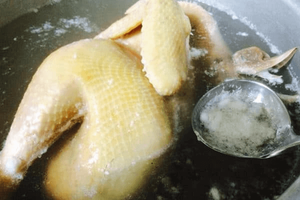 Chần thịt gà bằng nước sôi là sai cách