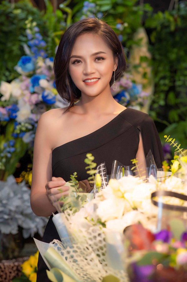 ru-bo-net-diu-hien-cua-hue-trong-ve-nha-di-con-thu-quynh-doi-toc-moi-cuc-ca-tinh-48426544_277375076469377_8612307171134144512_n-1563769001-748-width600height901