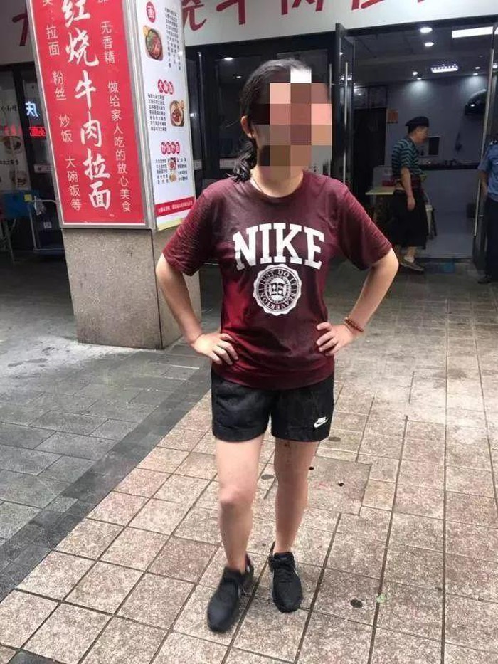 Dù cô gái đã gội đầu 7, 8 lần nhưng vẫn không hết mùi.