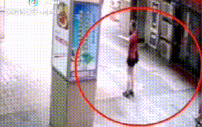 Cô gái bị nước bẩn đổ trúng người.