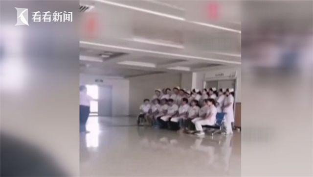 Bác sĩ mải mê chụp ảnh mặc bệnh nhân đang nguy kịch.