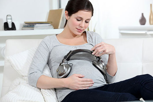 Cho thai nhi nghe nhạc giúp bé thông minh hơn