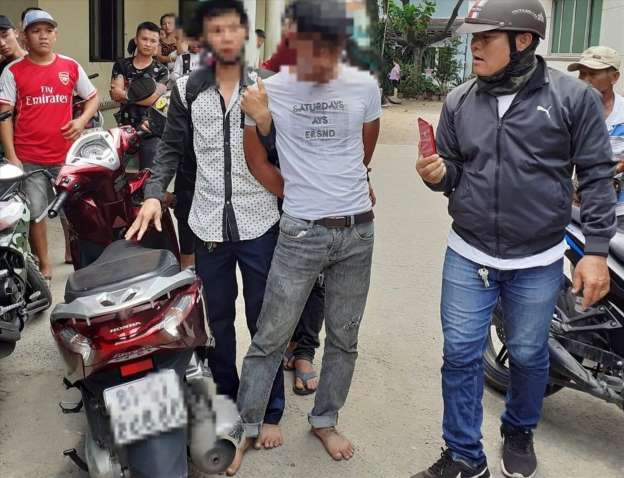 Đối tượng trộm xe bị nhóm hiệp sĩ bắt được. Ảnh: ST