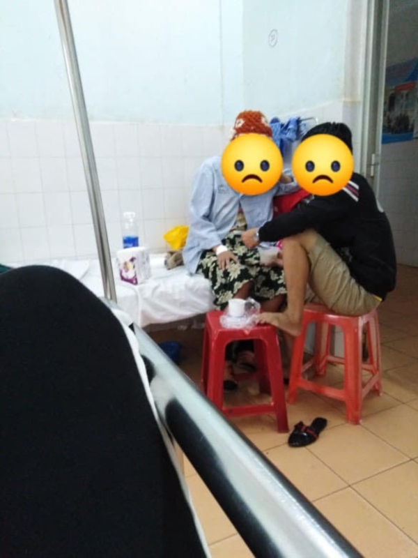 Anh chồng chăm vợ đẻ trong viện khiến bao người cảm động.