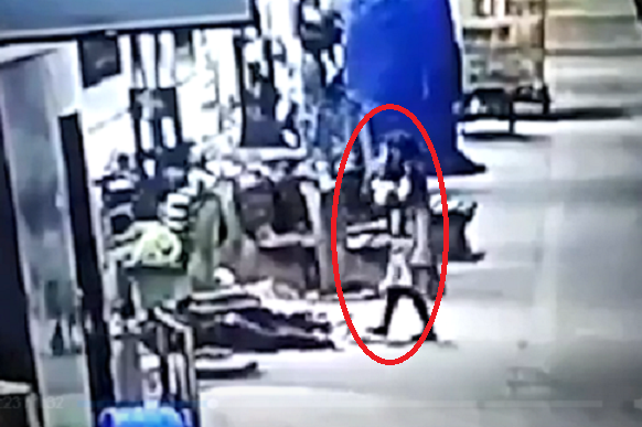 Bé gái 2 tuổi bị bắt cóc khi đang ngủ cùng bố mẹ.