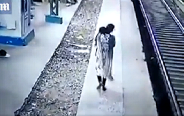 Người phụ nữ bế bé gái về nhà.