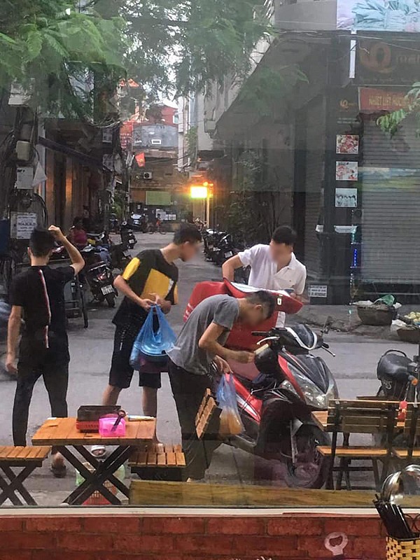 Shipper đành mang set lẩu về cho quán xử lý.
