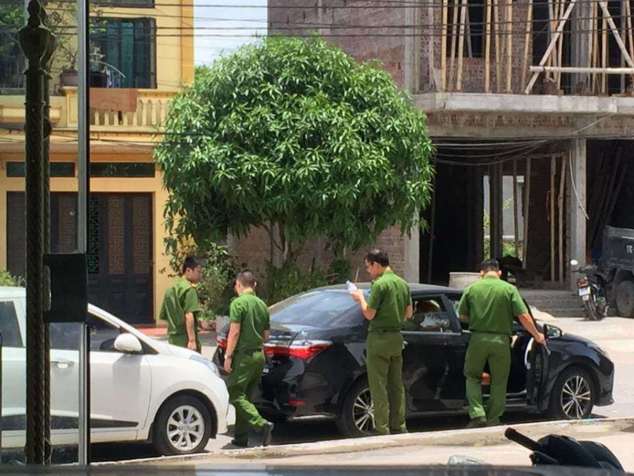 Cơ quan chức năng khám nghiệm hiện trường vụ 2 bé trai bị bố đánh trọng thương. Ảnh: VNN