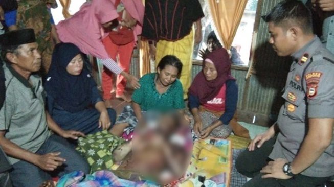 Vợ dội nước sôi lên người chồng vì ghen tuông.