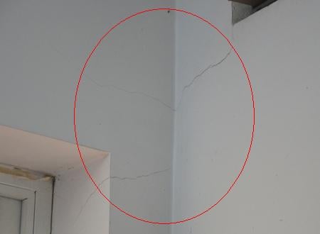 Tường nhà bị nứt dấu hiệu vận xui