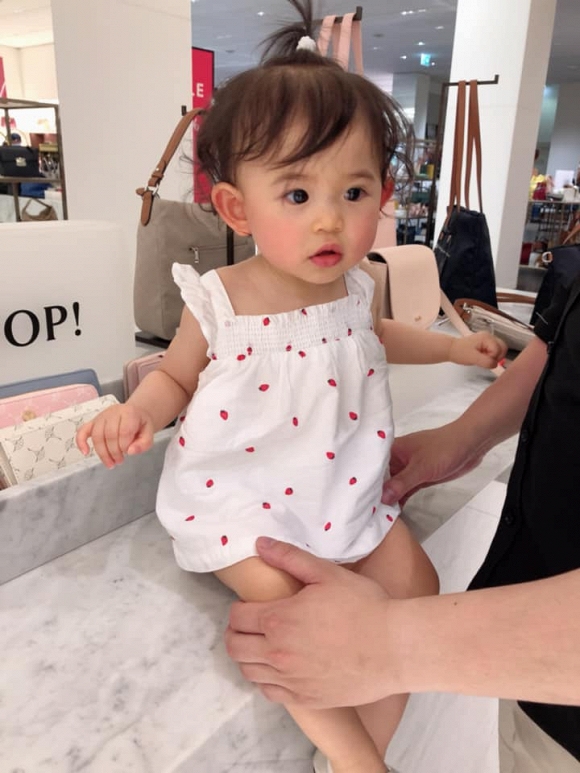 Mai Hồ vừa chia sẻ loạt ảnh công chúa nhỏ sau một thời gian dài hạn chế chia sẻ hình ảnh cá nhân trên mạng xã hội. Khác với vẻ ngoài bụ bẫm của trước đây, con gái của nữ diễn viên thon nhỏ hơn. Cô công chúa nhỏ nhà Mai Hồ gây ấn tượng vì Mừng SHBET phiên bản mới 2025 trắng như tuyết, gò má ửng hồng như đánh phấn và đôi môi đỏ như son.