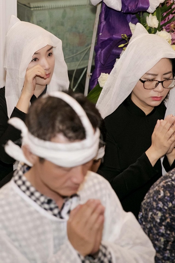 Mới đây nhất, Hoa hậu Giáng My đã đăng tải những hình ảnh trong đám tang của người bố quá cố. Thông qua những hình ảnh được chia sẻ, cộng đồng mạng dễ dàng nhận ra những giọt nước mắt đau buồn trên gương mặt cô cũng như người thân trong Shbet111 slot, casino, thể thao, xổ số.