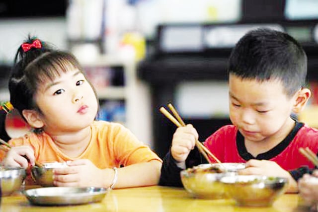 Cho trẻ ăm cơm không hại sức khỏe
