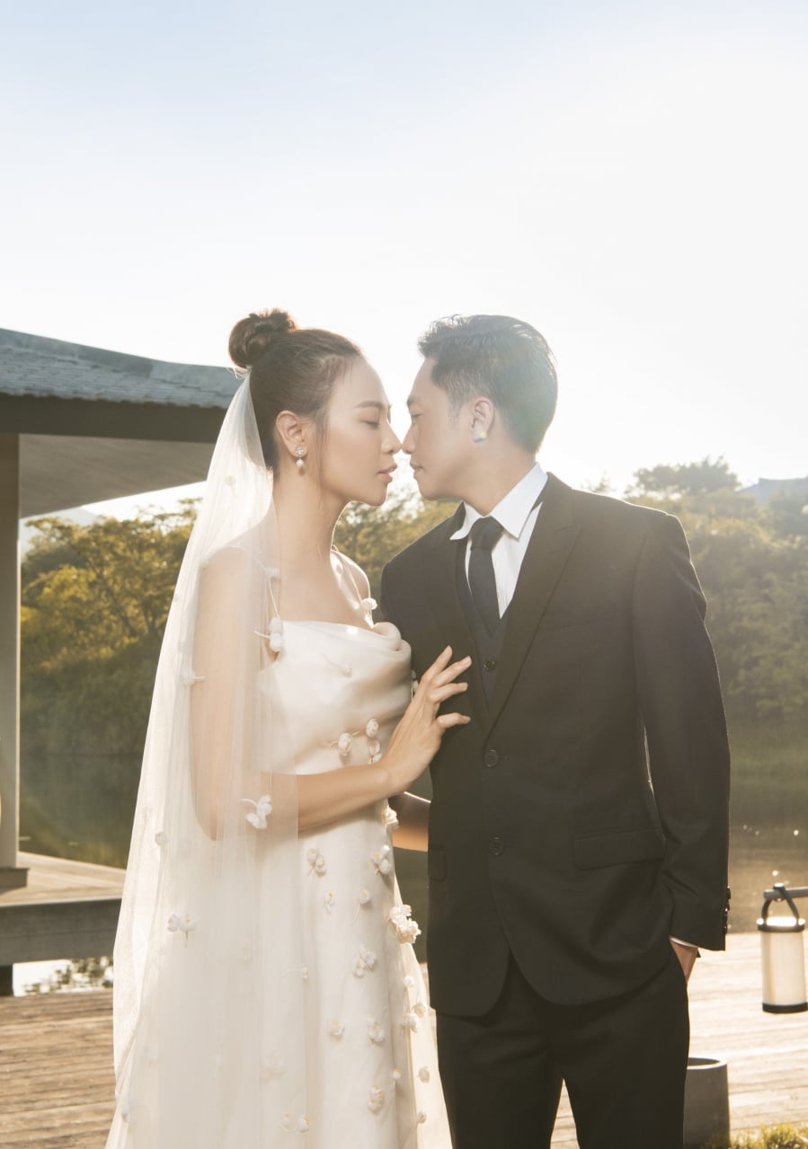 Hôn lễ được cộng đồng mạng mong đợi nhất hiện nay giữa Cường Đô La - Đàm Thu Trang sẽ được diễn ra vào ngày 28 mới đây. Được biết hiện tại, cả Cường Đô La và Đàm Thu Trang đều đang hoạt động trong lĩnh vực kinh doanh. Đồng thời, Đàm Thu Trang cũng khẳng định cô chưa bao giờ có ý định sẽ quay trở lại showbiz kể từ khi chuyển hướng sang kinh doanh.    