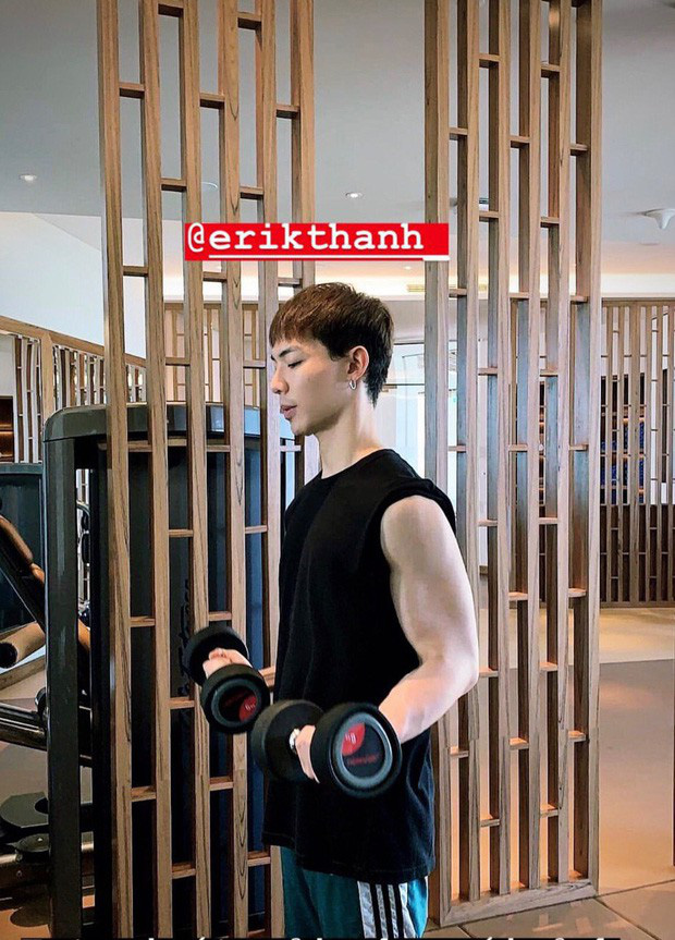 Trước đó, nam ca sĩ từng làm công chúng xuýt xoa với hình ảnh cơ bắp cuồn cuộn trong phòng tập.