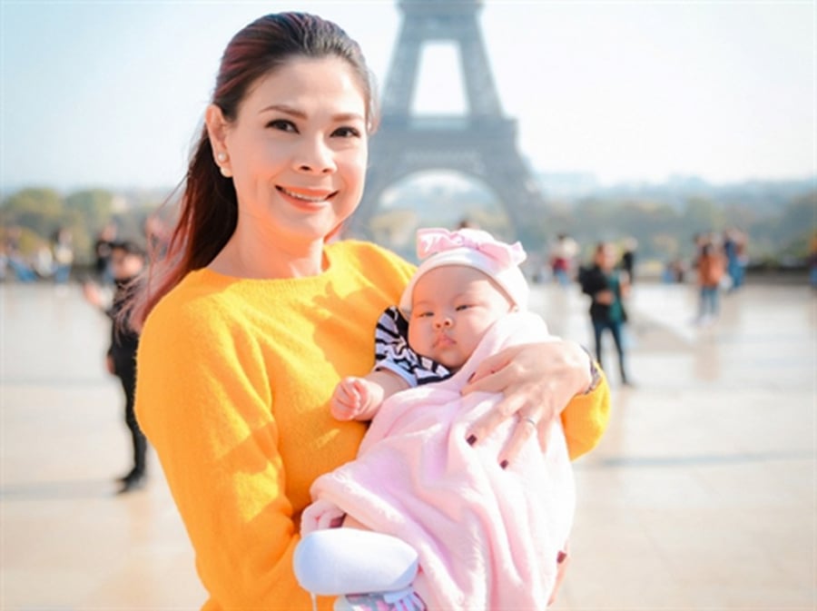 Thanh Thảo bày tỏ sự lo lắng khi con gái Talia bỗng nhiên nổi rất nhiều nốt đỏ trên người. Nữ ca sĩ cho biết khi sờ vào những nốt này thì rất cứng, gây ngứa ngáy cho con - thêm nữa vì bác sĩ đang bận ở bệnh viện chưa về phòng khám được nên càng khiến cô lo lắng.    