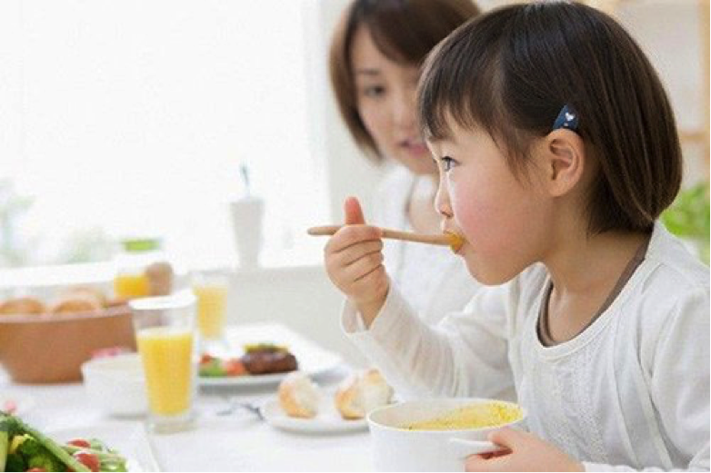 Nên cho con ăn đủ chất