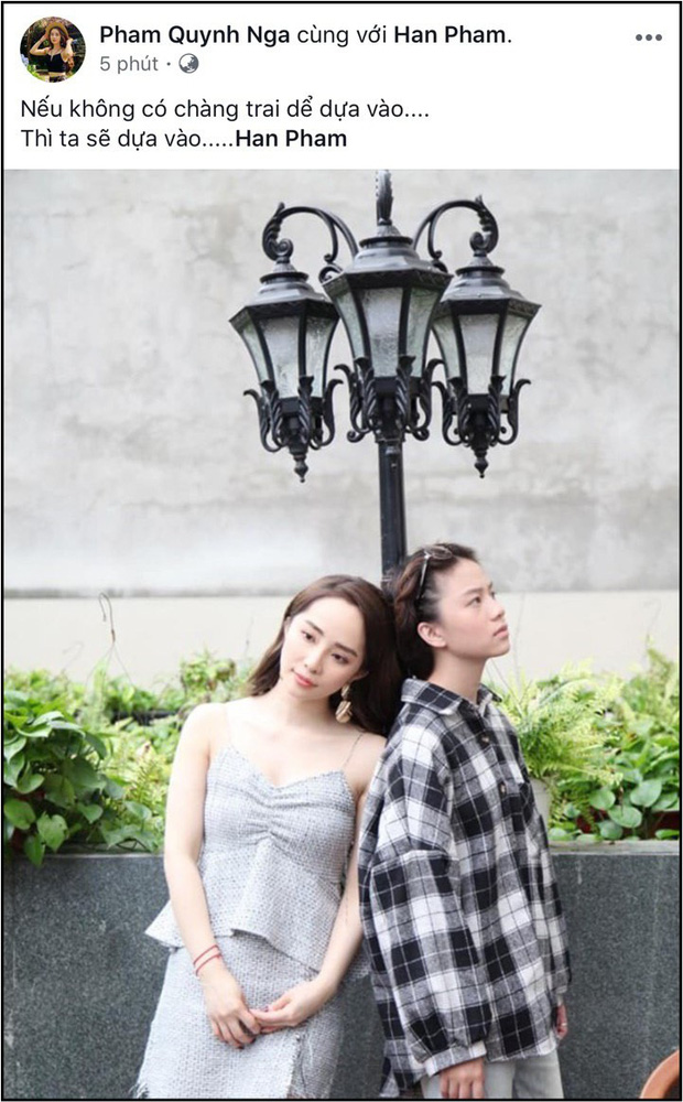 Quỳnh Nga đã chia sẻ bức ảnh đứng dựa lưng thân thiết bên Bảo Hân, kèm chú thích: 
