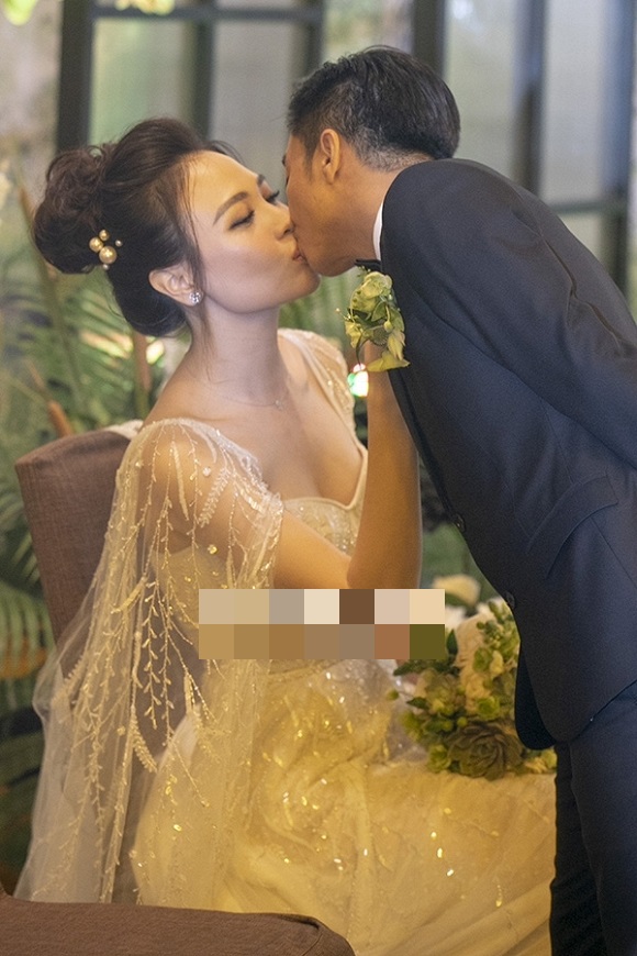 Trong không gian ngập tràn niềm hạnh phúc lứa đôi, Cường Đô La hạnh phúc hôn Đàm Thu Trang trước sự chứng kiến của Shbet111 slot, casino, thể thao, xổ số hai bên. 