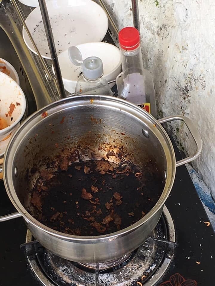 Chiếc nồi bị các bạn nấu cháy đen mà không hề cọ rửa.