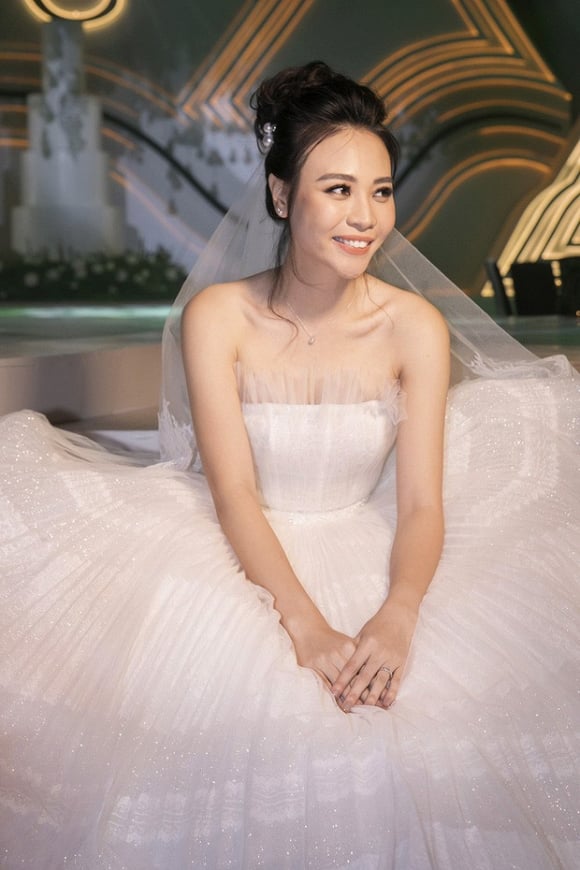 Ngay sau khi hôn lễ được diễn ra hết sức tốt đẹp thì một số hình ảnh của Đàm Thu Trang lại gây xôn xao cho cộng đồng mạng. Nhiều ý kiến cho rằng dường như Đàm Thu Trang đã can thiệp thẩm mỹ để cải thiện nhan sắc trước ngày cưới. Thậm chí một số khán giả còn nhận xét chiếc cằm của cô có thể 