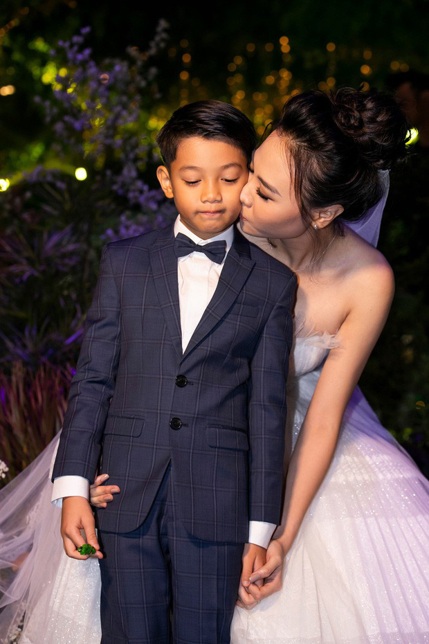 Cô dâu xinh đẹp hôn lên má Subeo, hành động ngập tràn yêu thương.    